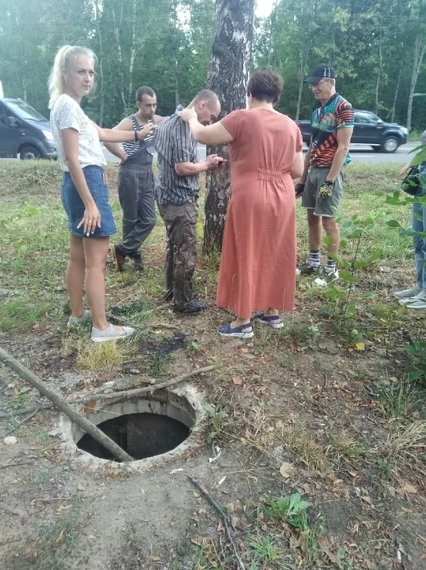 В Ярославле мужчина провалился в открытый люк канализации