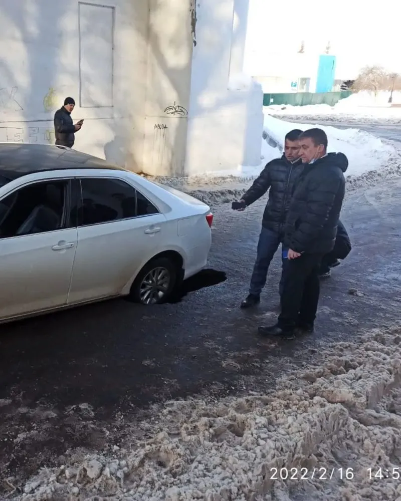 В Ярославле у Речного вокзала провалилась машина