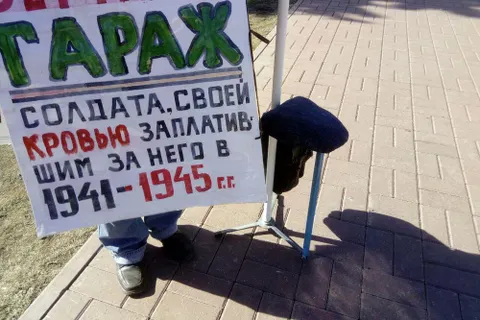 «Верните гараж»: в Ярославле пенсионер вышел с пикетом к мэрии