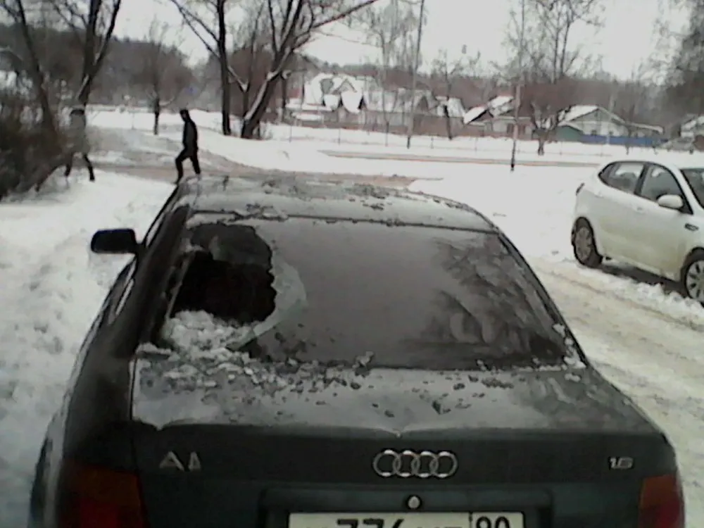 «Сосули» атакуют: в Ярославле автомобилю пробило наледью стекло
