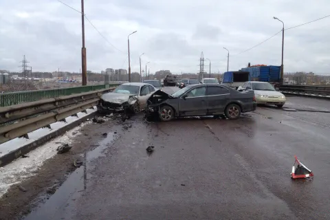 В Ярославле причиной ДТП и огромной пробки стала яма на дороге