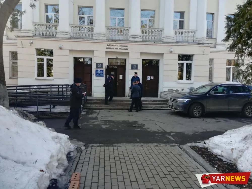 В Ярославле возле вуза ножом ранили студента госуниверситета