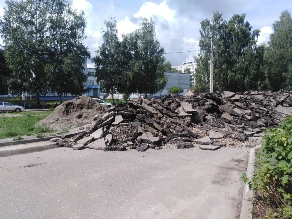 Дорогу к ярославской школе завалили старым асфальтом