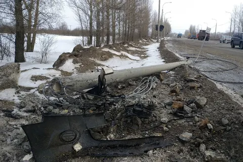 В Ярославле иномарка снесла столб: фото