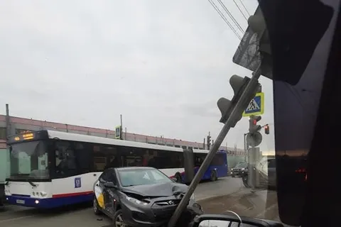 В Ярославле автомобиль такси снес светофор