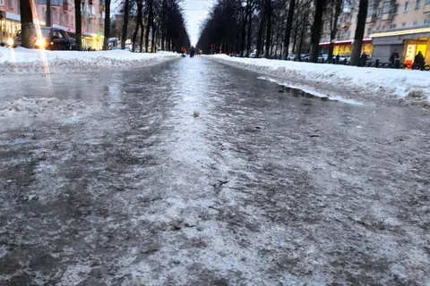«Бабушки ползут на карачках»: ярославские улицы превратились в каток