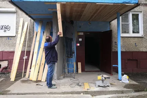 «Как в Европе»: в подъездах брагинской многоэтажки сделали стеклянные двери