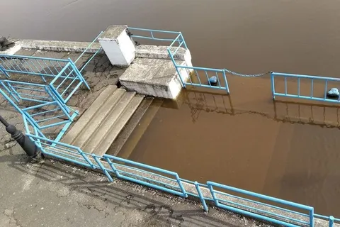 В Ярославле вода подступила к Волжской набережной