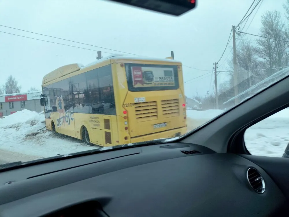 В Ярославле после ДТП «Яавтобус» оказался в сугробе