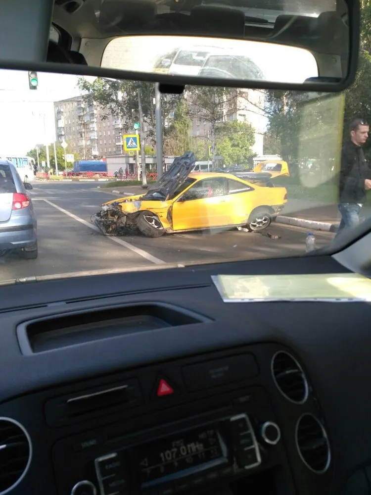 В центре Ярославля разворотило иномарку