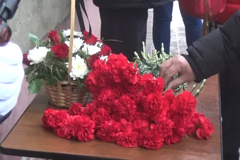 В Ярославле установили мемориальную доску полицейскому, убитому диджеем