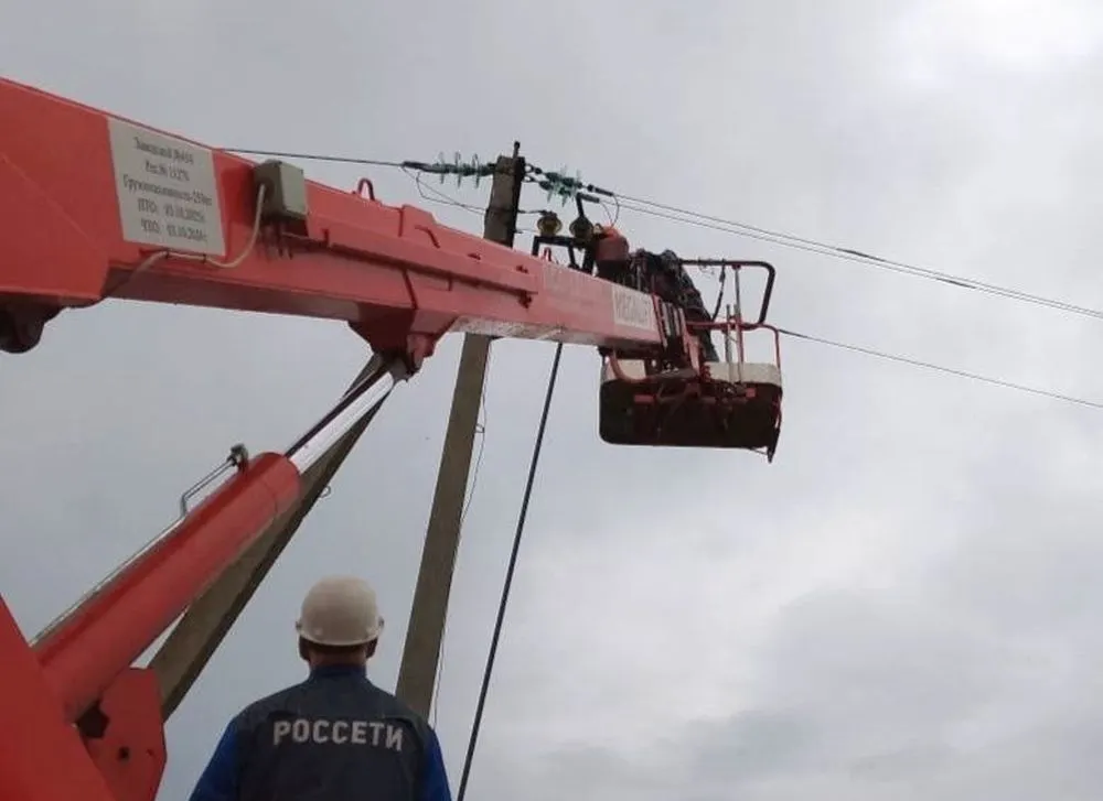 В Ярославской области энергетики устраняют последствия штормового ветра