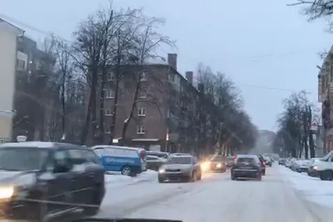 Ярославль завалило снегом: машины ползут по нечищеным дорогам. Видео