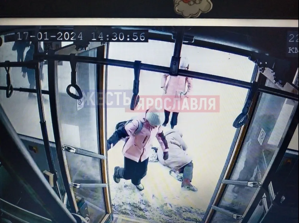 «Порвана куртка, разбит телефон»: ярославцы требуют почистить остановки