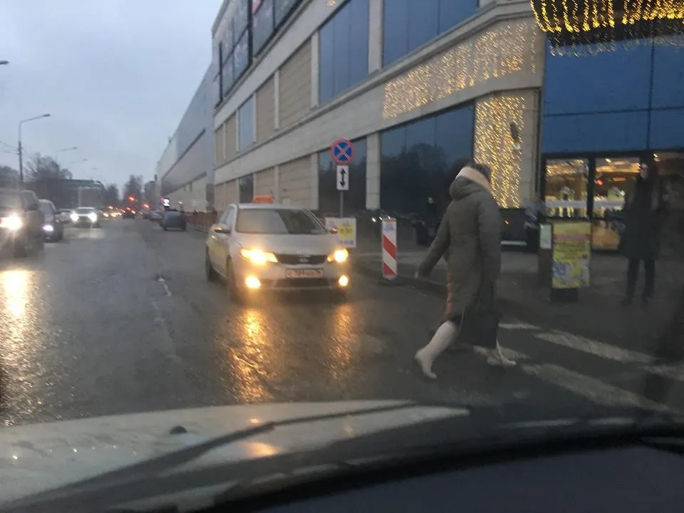 Таксист по-хамски припарковался у «Ауры» в Ярославле