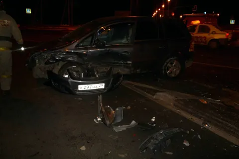 Ночью в Ярославле в аварию попало такси