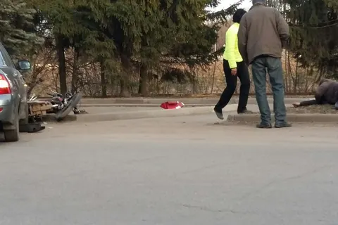 В результате столкновения «Лады Приоры» и мотоцикла пострадали двое
