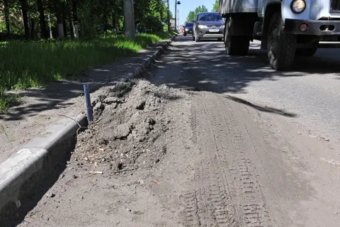 В Ярославле вдоль бордюров можно сажать картошку. Земли хватит