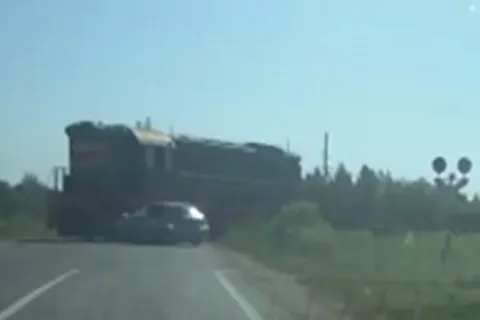 Под Рыбинском автомобиль столкнулся с локомотивом