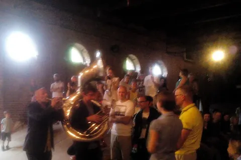 В Ярославле в европейский день музыки сыграли французы уличного театра «Cheval des 3»