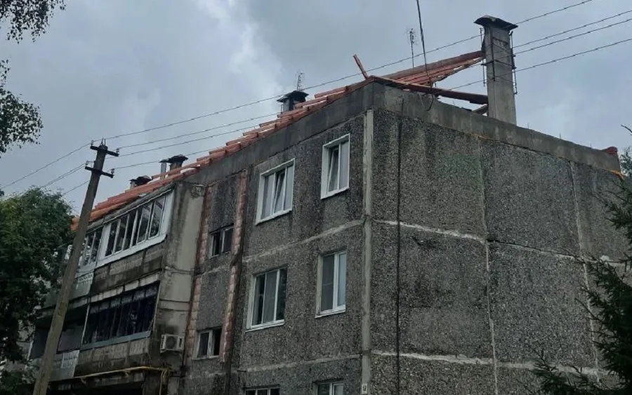 Рухнувшую в поселке под Ярославлем крышу обещают починить в августе