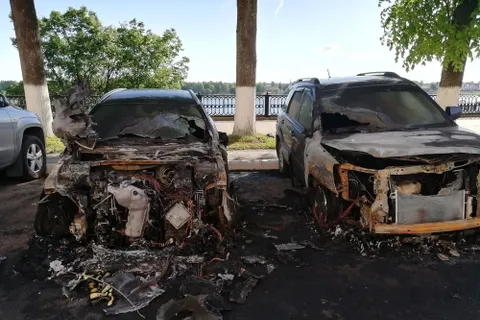 В Ярославле на Волжской набережной сгорели три машины: фото