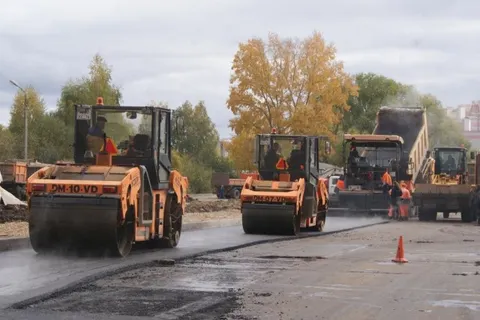 На улице Строителей в Ярославле укладывают верхний слой асфальта