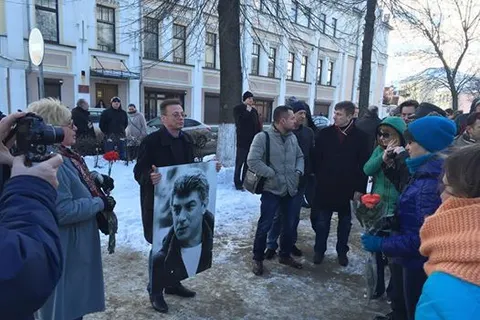 В Ярославле открыли мемориальную доску памяти Бориса Немцова