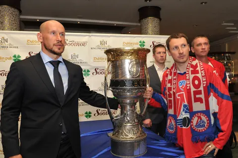 Посмотреть на главный трофей КХЛ - кубок Гагарина - жители Ярославля валили валом. Фоторепортаж