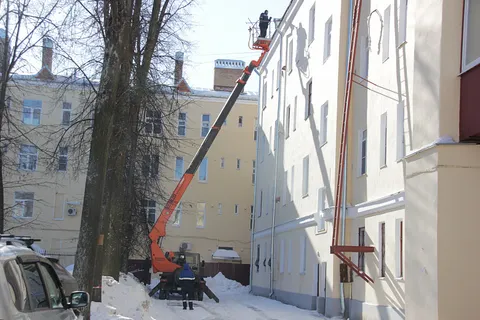На ярославских крышах работают 145 альпинистов