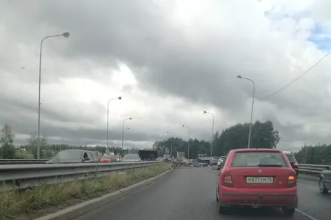 В Ярославле на мосту перевернулась фура: видео с места ДТП