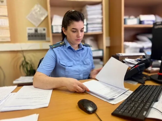 В Ярославской области приставы забрали трех сестер у пьющих родителей