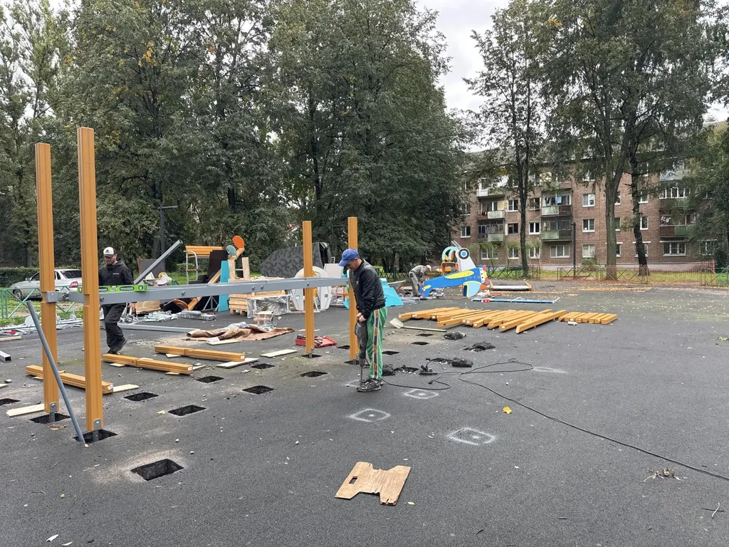 В Ярославле устанавливают детскую площадку за 5 миллионов рублей