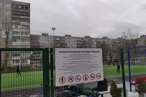 В Ярославле дети штурмом берут пришкольную спортплощадку