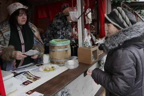 Посетители ярмарки на Советской площади съели пять тысяч блинов