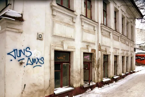 В Ярославле закроют дом-памятник, разрушенный бомжами