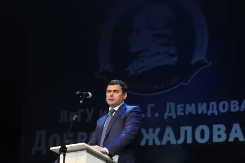 Дмитрий Миронов провел День знаний в школе и университете