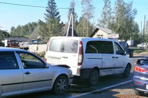 В Рыбинском районе «Фольксваген» поцеловал «Мерседес» в заднюю часть