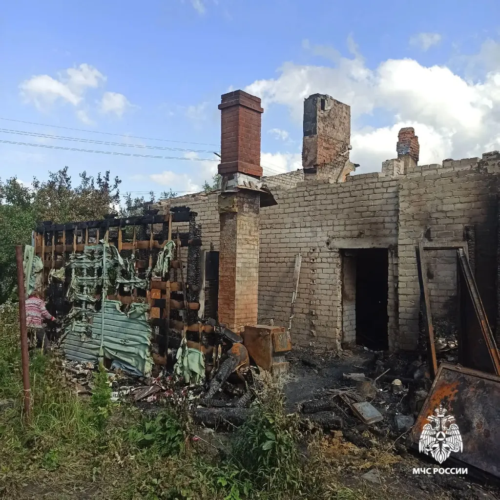 В Ярославской области сгорел двухквартирный дом