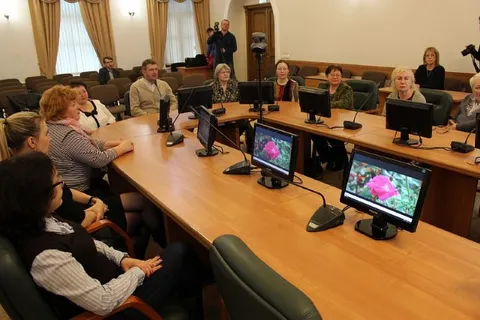 Депутаты муниципалитета  вручили ярославским садоводам семена цветов