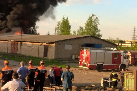 Ярославль. Промышленная,2 опять горит: фоторепортаж