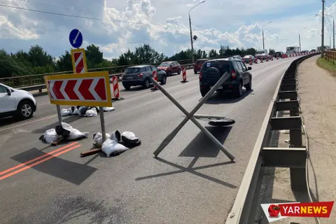 На Октябрьском мосту в Ярославле работает 9 человек