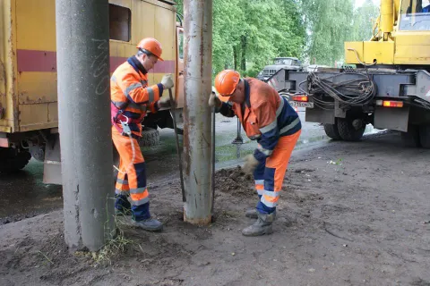 В Ярославле ведется работа по замене аварийных опор