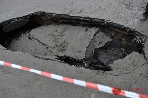 На улице Советской в Ярославле провалился асфальт. С фото