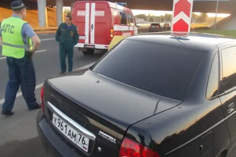 На Юбилейном мосту в Ярославле «Приора» врезалась в ограждение
