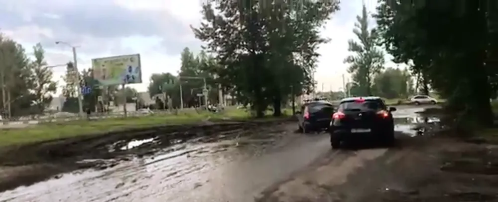 В Ярославле водители вынуждены объезжать огромные ямы по газону: видео