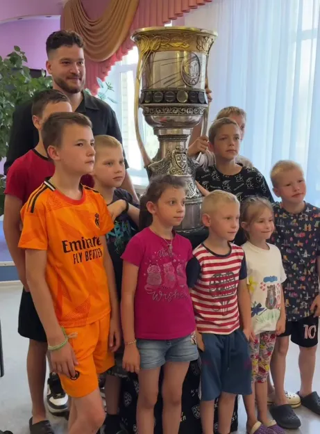 Кубок Гагарина приехал в детский дом в Ярославле