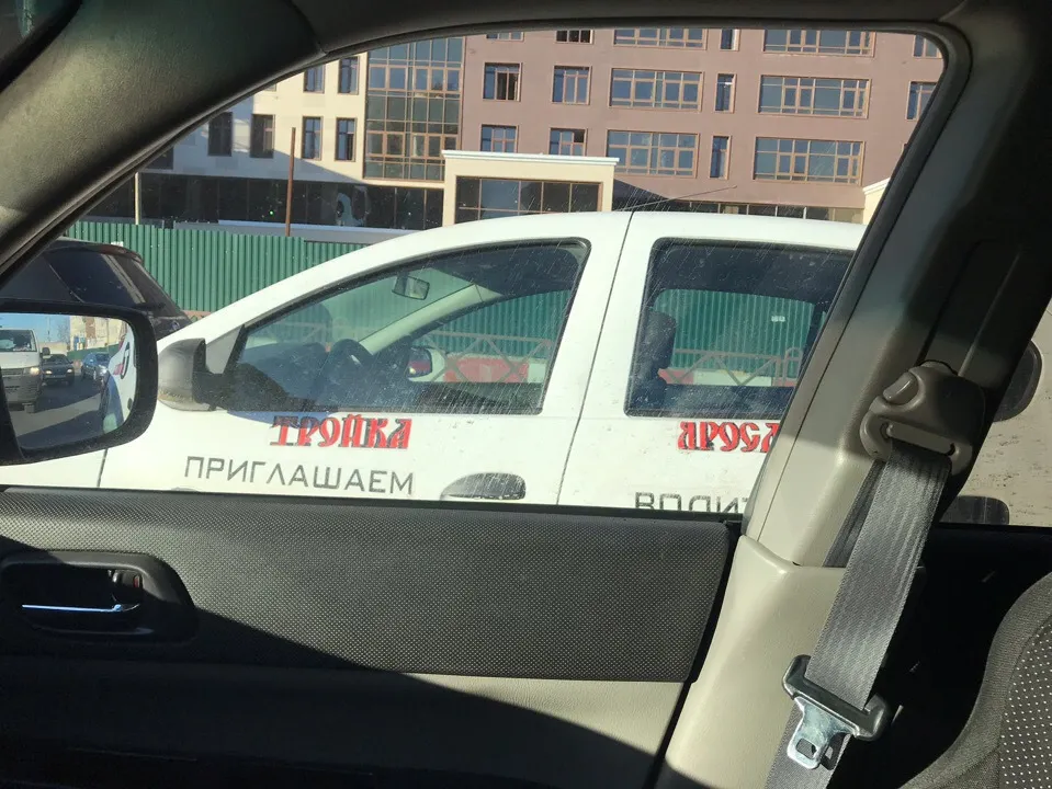 Такси-беспилотник: в Ярославле обнаружили машину без водителя
