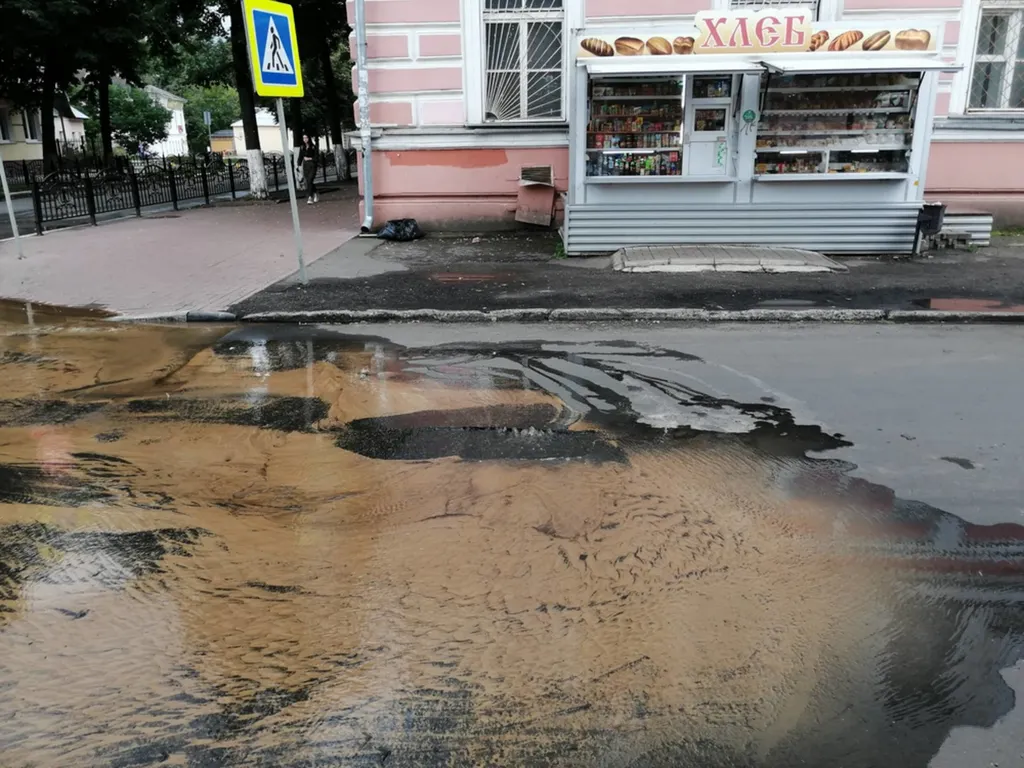 В центре Ярославля под новым асфальтом прорвало трубу