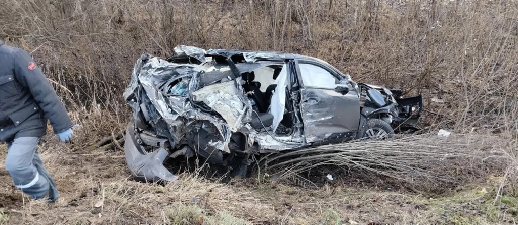 Под Рыбинском столкнулись автобус и внедорожник